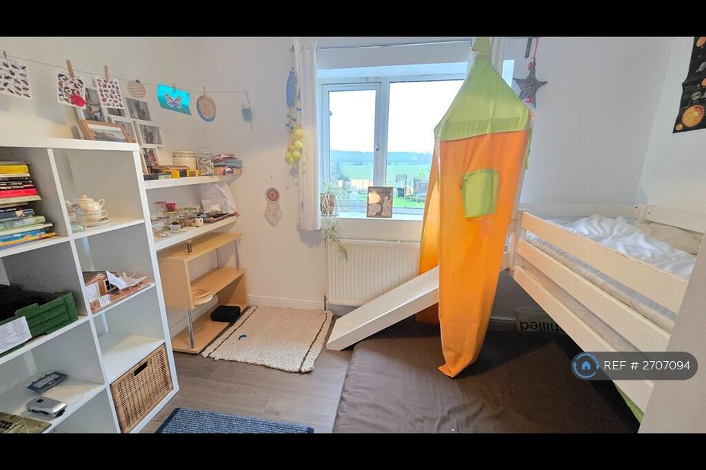 Childrens Bedroom With Good Storage Space