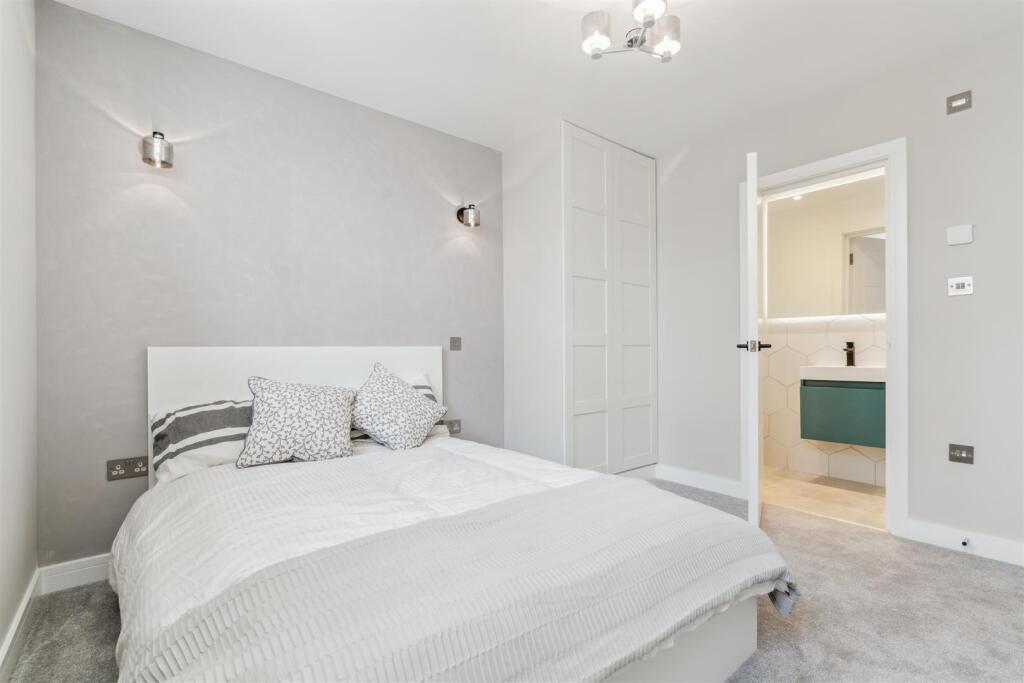 Flat 1, 52 Gilbey Road, London SW17 0QG-8.jpg