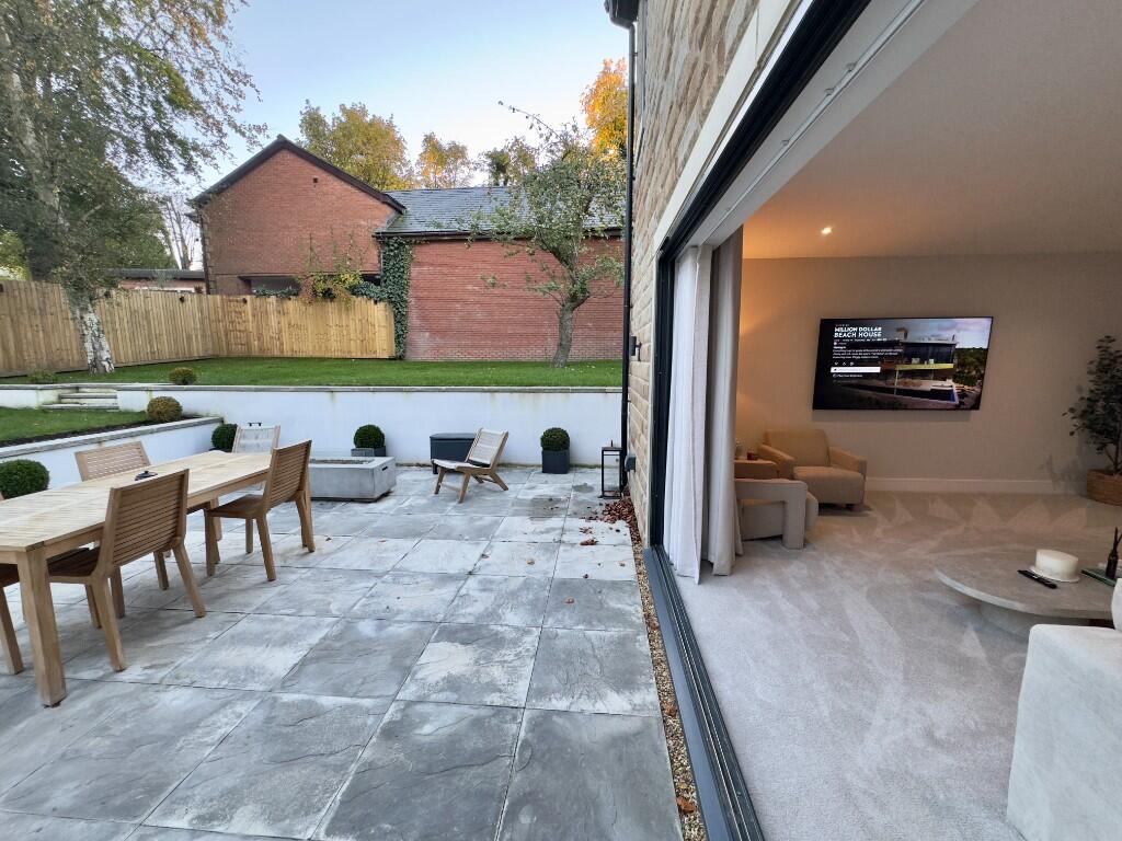 LIVING ROOM / TERRAC