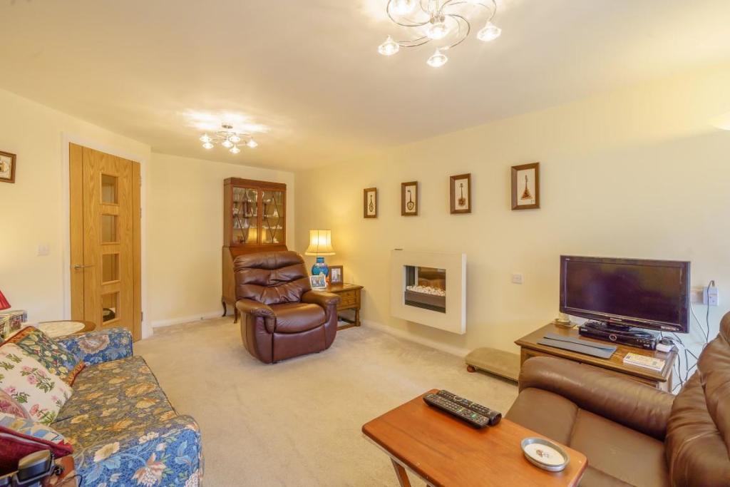 8504812_INTERIOR_06 (Medium).jpg
