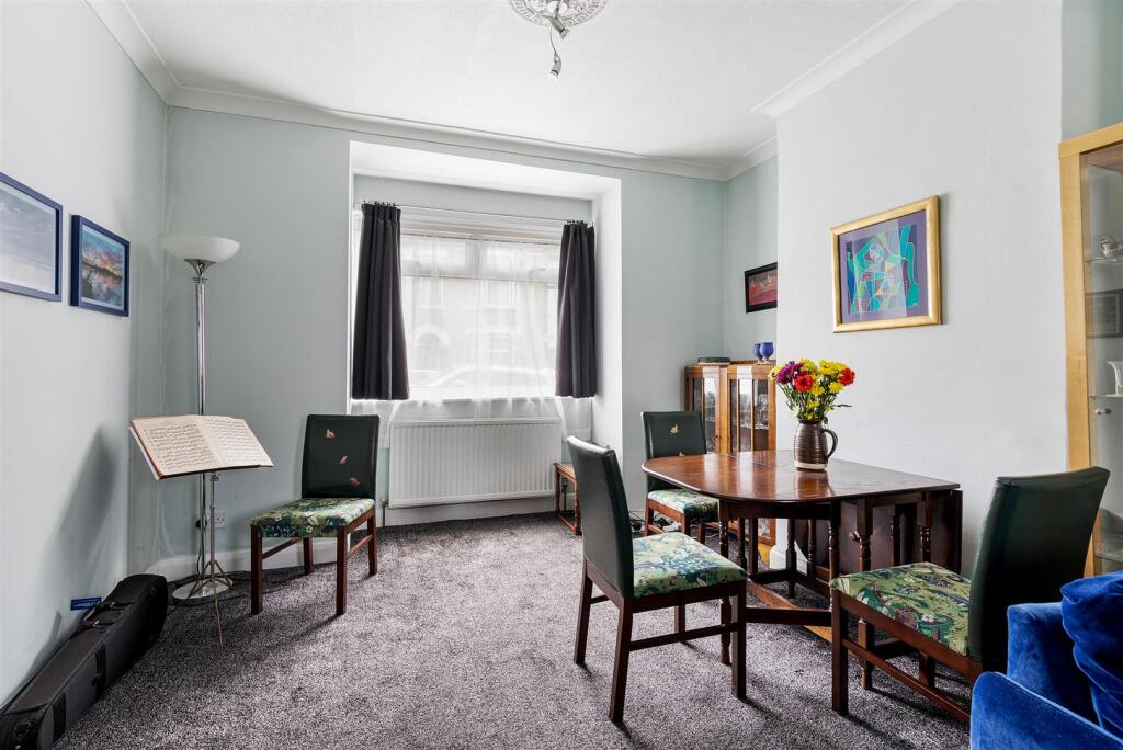 The Crescent, E17