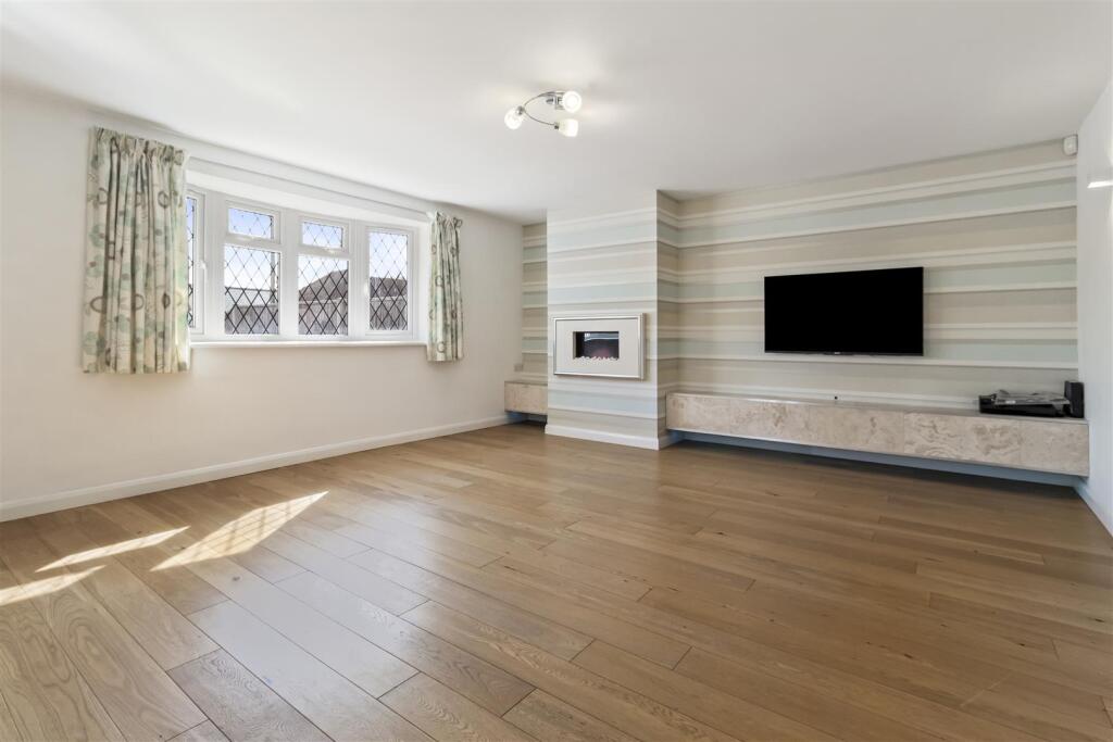 8 Courtlands Close-019.JPG