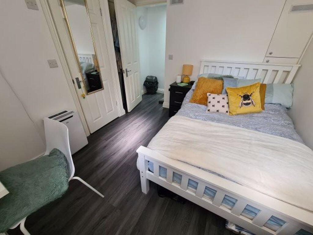 A bright and well-kept spacious double bedroom ...