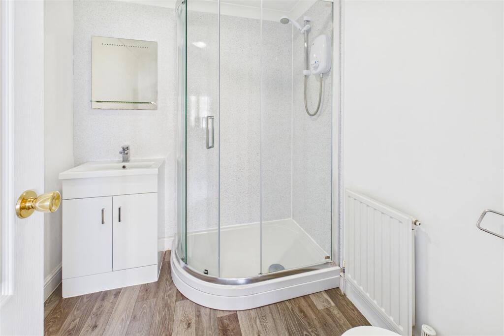 Rear Bedroom En Suite.