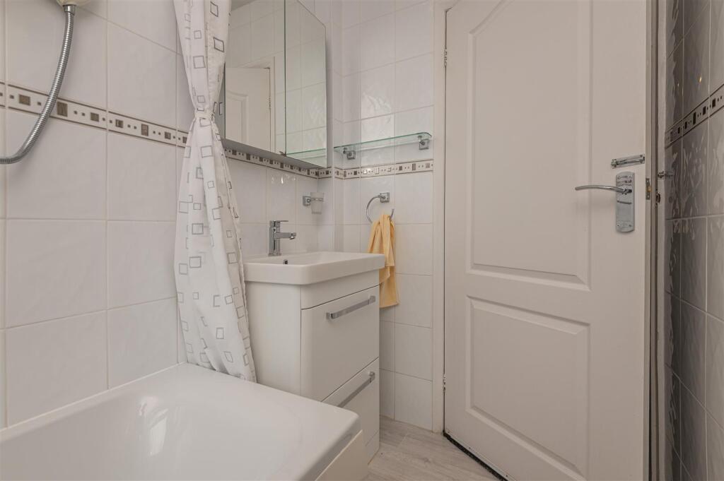 30 - 37 Lyndhurst Ave HD6 3RY.jpg