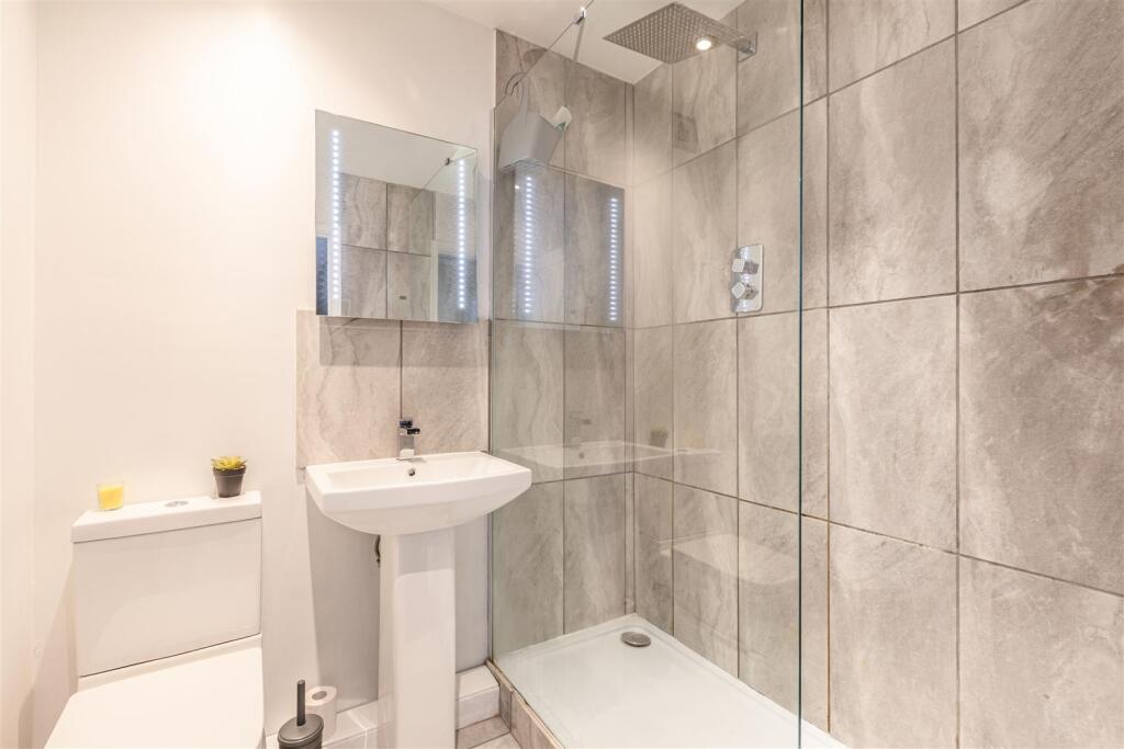 1 Park Close Byfleet KT14 7FH - 3.jpg