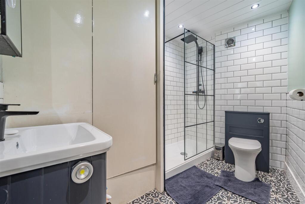 SHOWER ROOM
