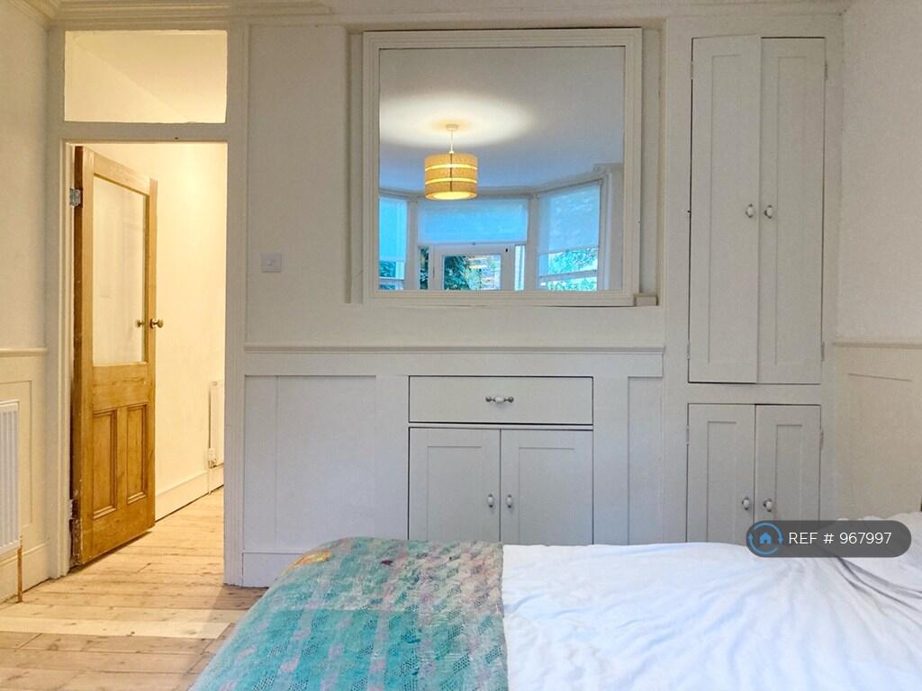 Spacious Bedroom With Fitted Storage