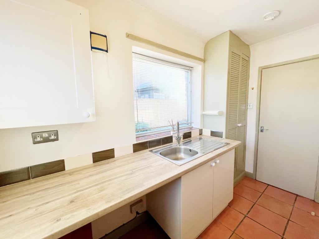 Kitchen pic 2.jpg
