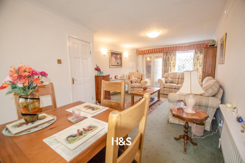 51 mollington crescent - dining area.jpg