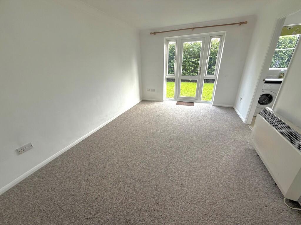 18 Dorking Lounge...