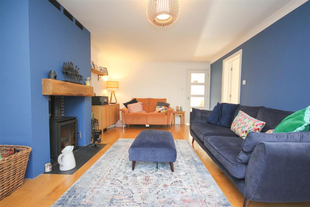 lounge 1.JPG