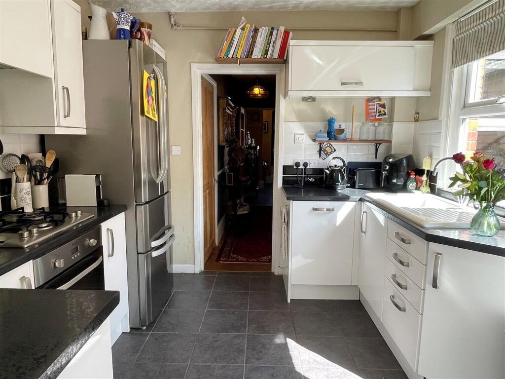 Kitchen 3.JPG