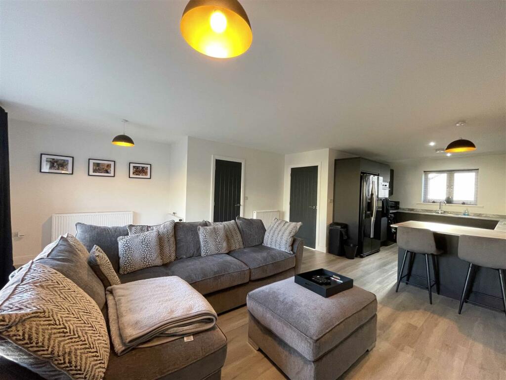 Lilford Gardens 20a - Living Room 4.JPG