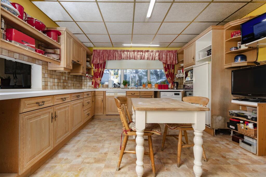 Bramleys Estate Agents - Pinfold Lane - Fixby (70)