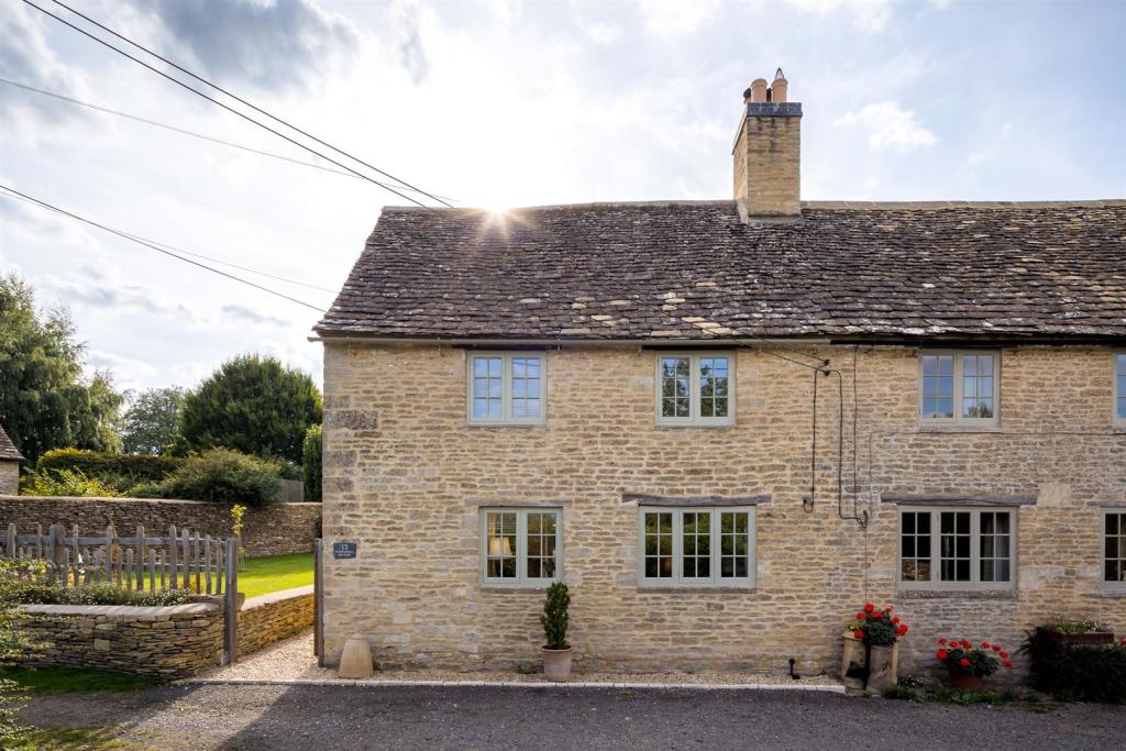 3 - St Anthony¿s Cottage - GL8 8TT - Web.jpg