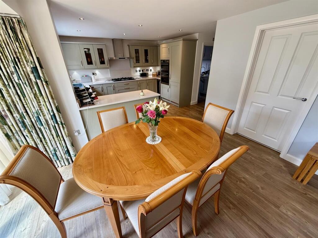 KL8 Dining Kitchen.jpg