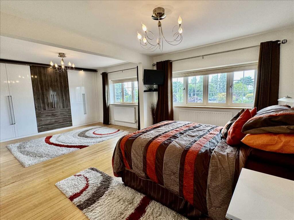 PRINCIPAL BEDROOM