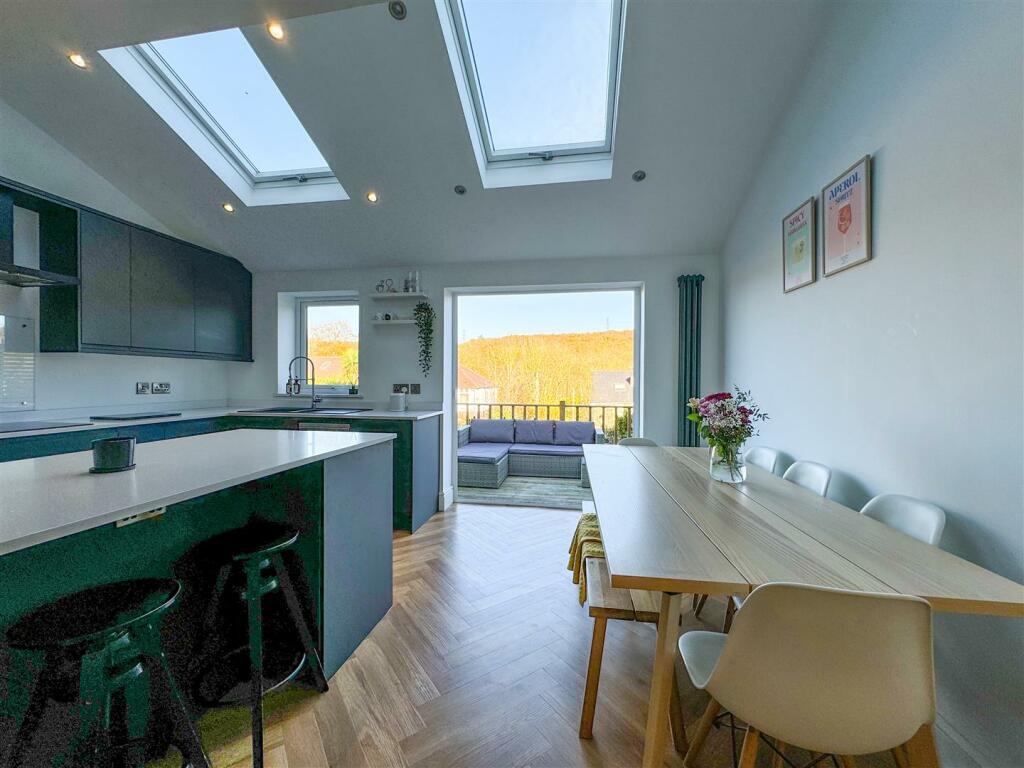 OPEN PLAN FAMILY ROOM
