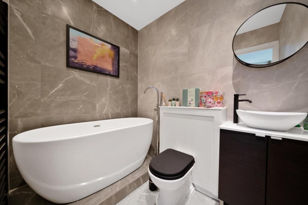 Chiswick High Road Flat 4 W4 Ph9.jpg