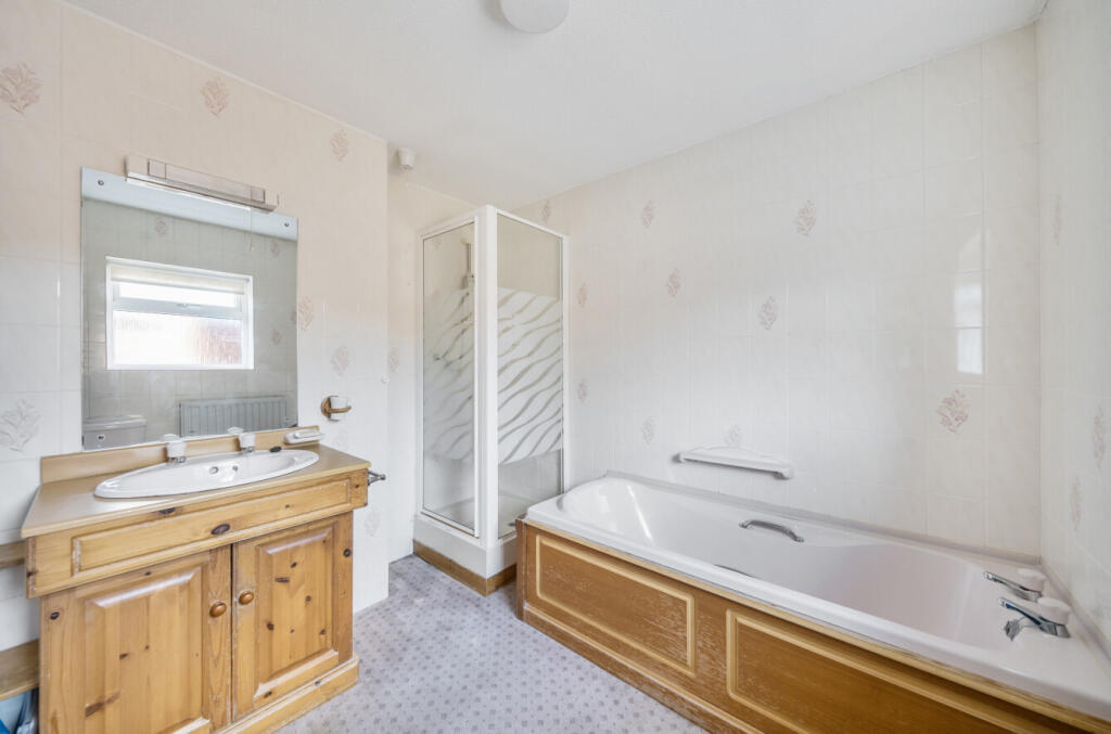 En Suite Bath/Shower