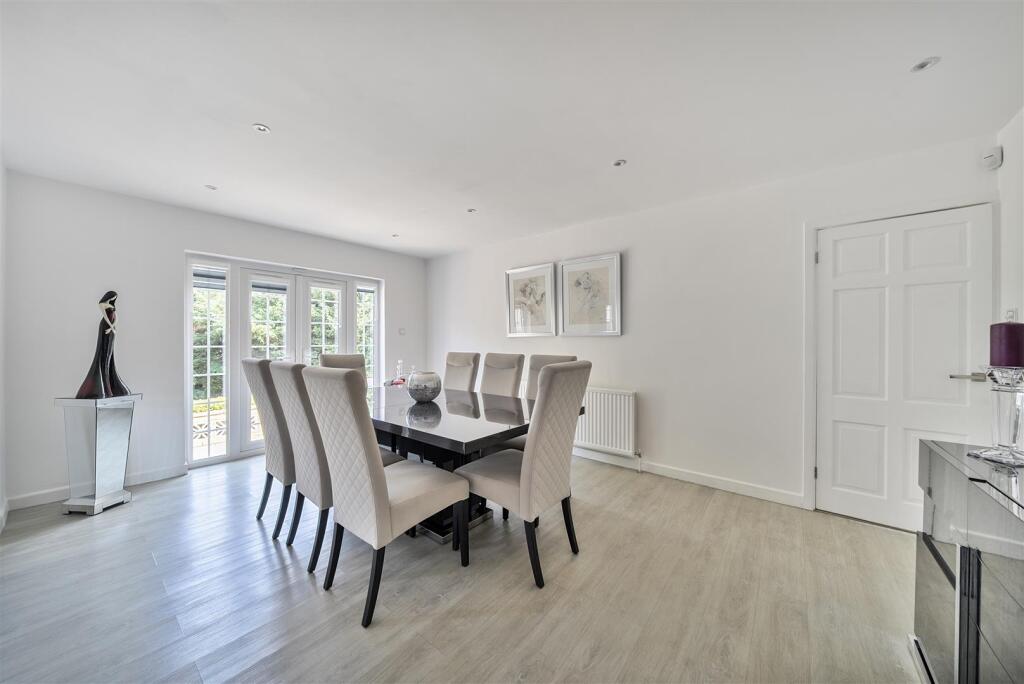 Lounge/Dining Room: