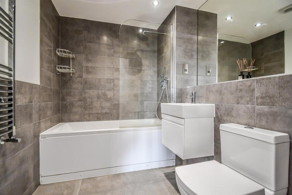 Bathroom (2).jpg