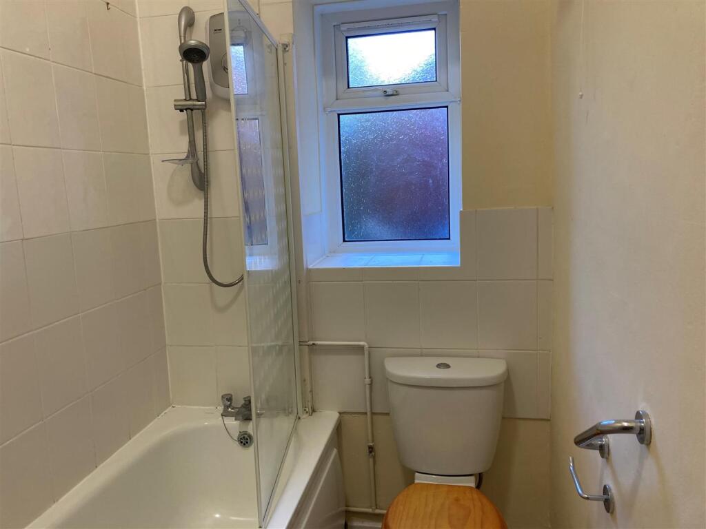 Flat 1, 8 Park Road - bathroom.jpg