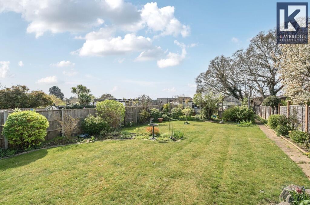 Walsingham Gardens, KT19 0LS