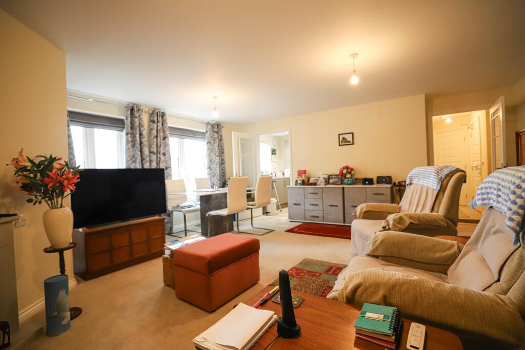 Lounge / Dining Area