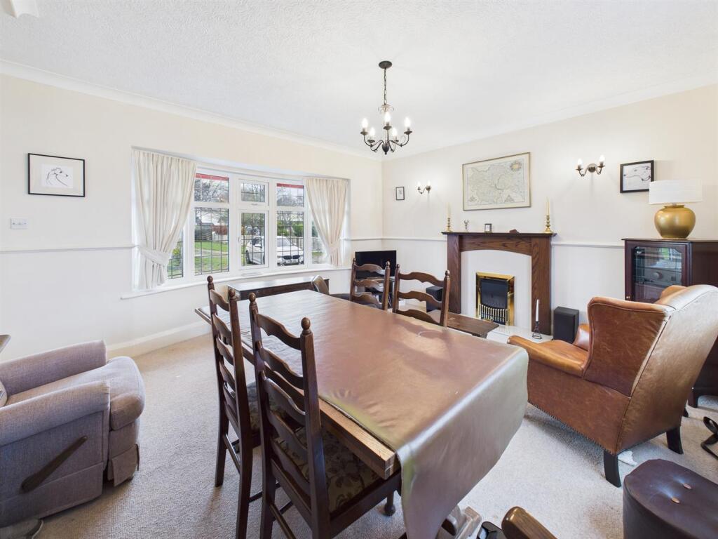 Dining room: