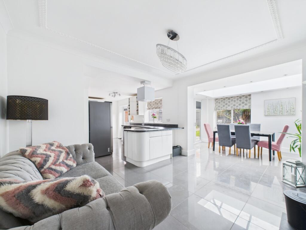 CAM02195G0-PR0093-STILL018