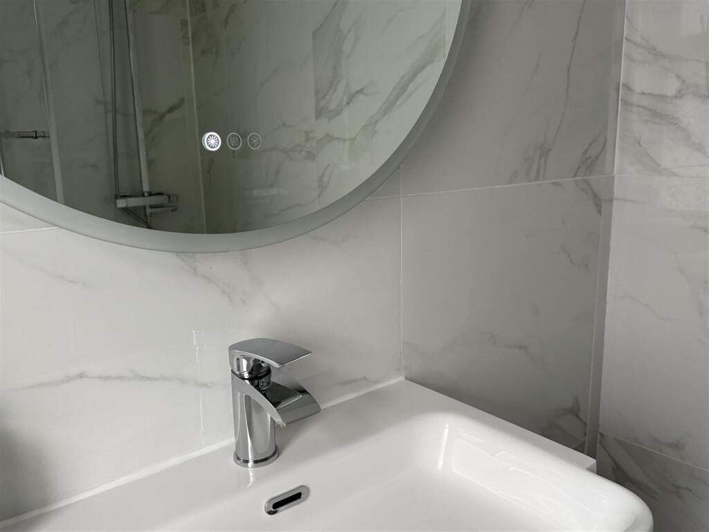 BATHROOM/WC