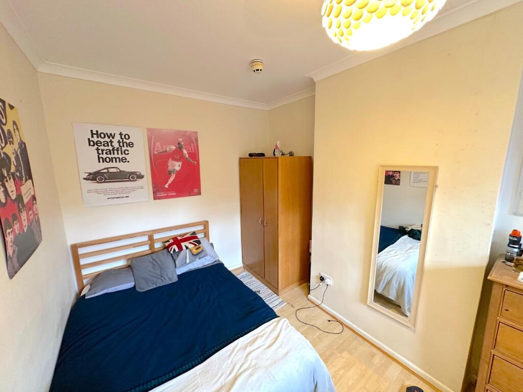 Bright, neatly presented double bedroom with a ...