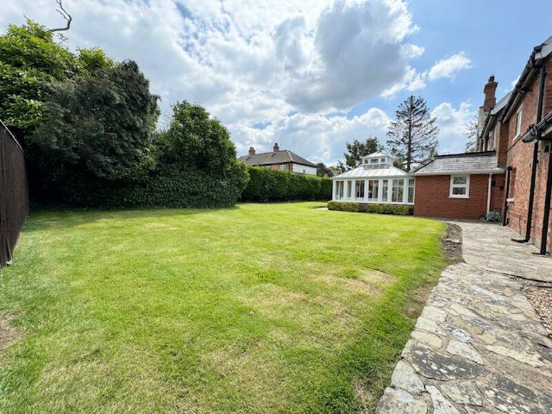 Rear and side gardens view 3