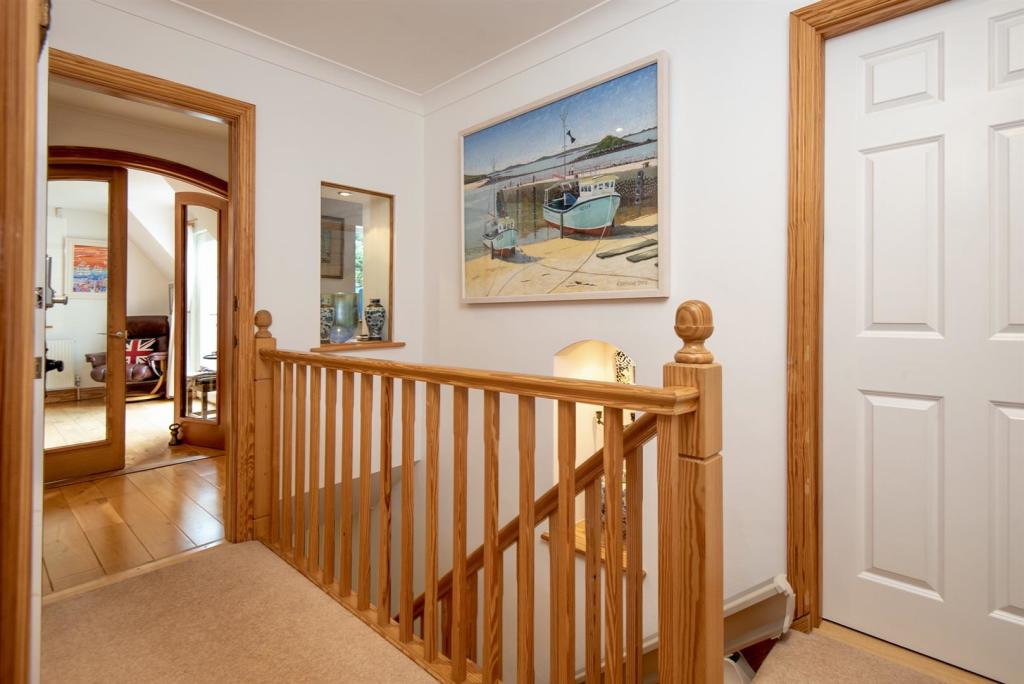 1st Floor Rear Landing.jpg