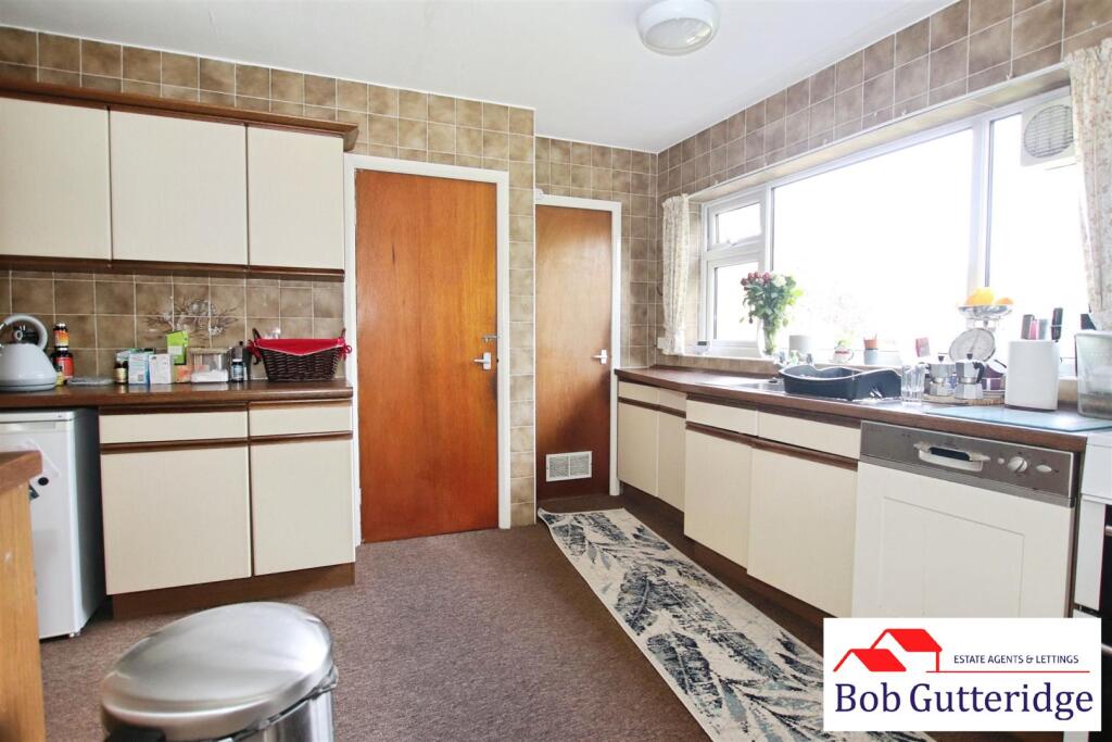 FITTED KITCHEN / BREAKFAST ROOM