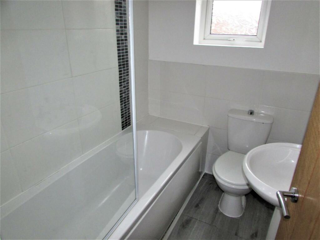 AlbertStWest13bath1.JPG