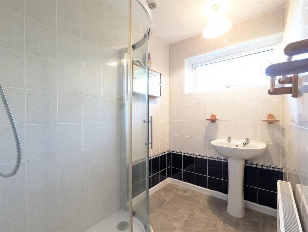 11 Parkwoon Close - Shower Room