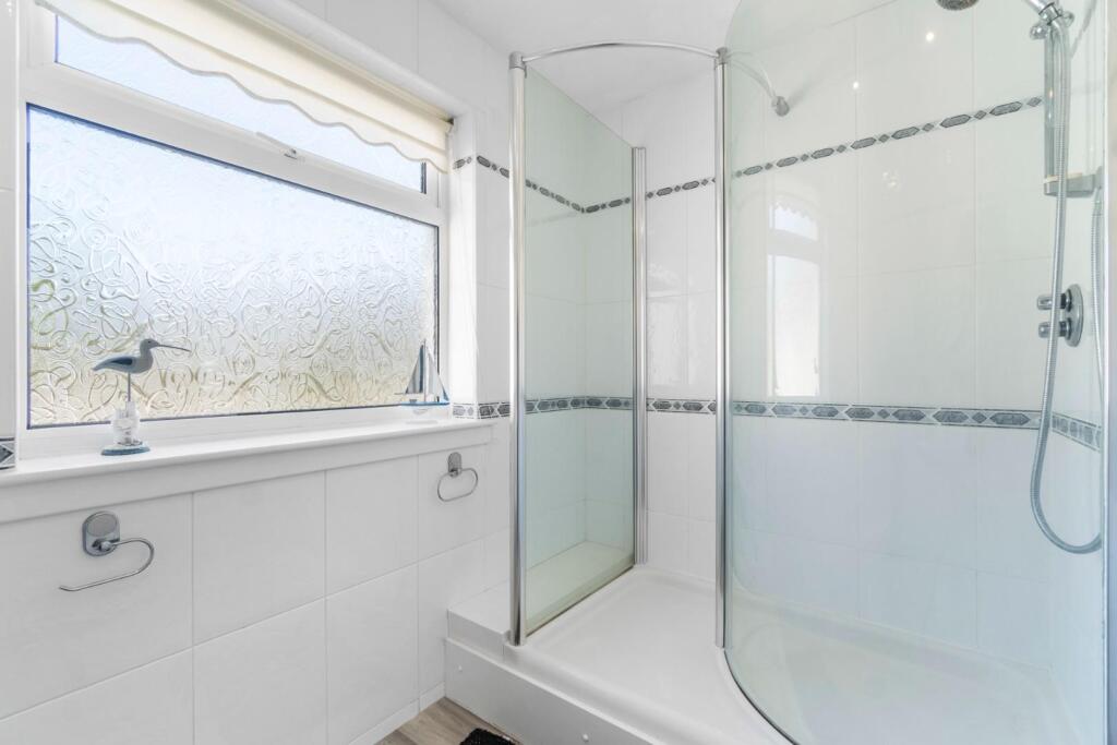 20_10 millburn gardens, largs (16).jpg