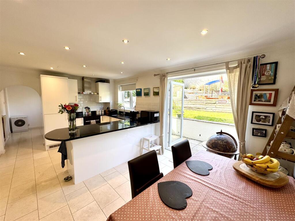 OPEN PLAN KITCHEN/DINING ROOM
