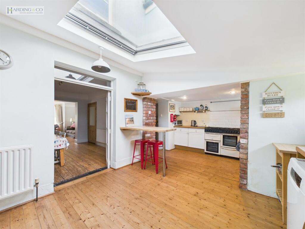 Kitchen breakfast room v.jpg