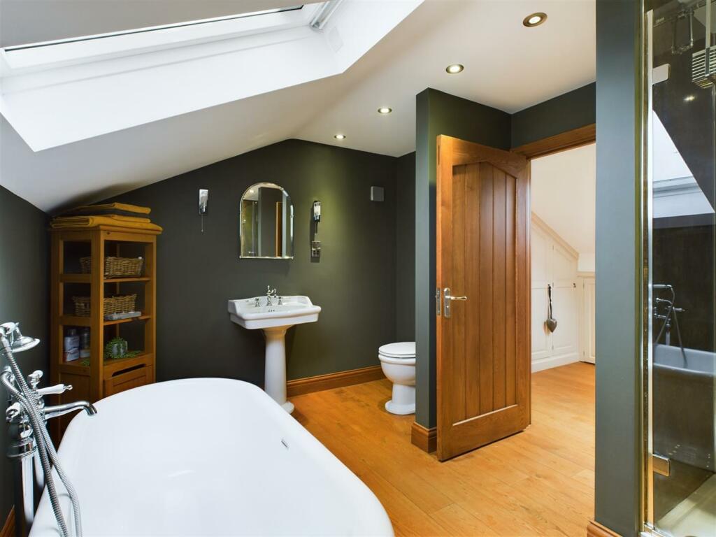 ENSUITE BATHROOM