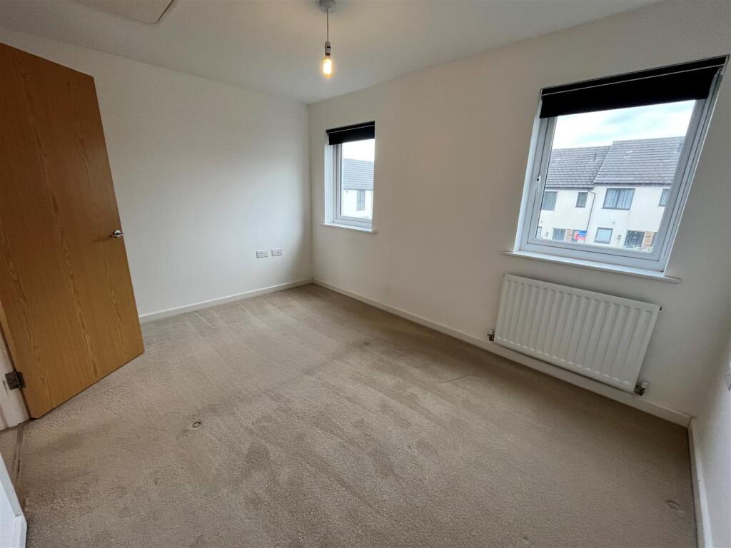 18 Rear Bedroom.jpg