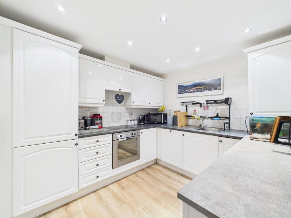 Kitchen 2.jpg