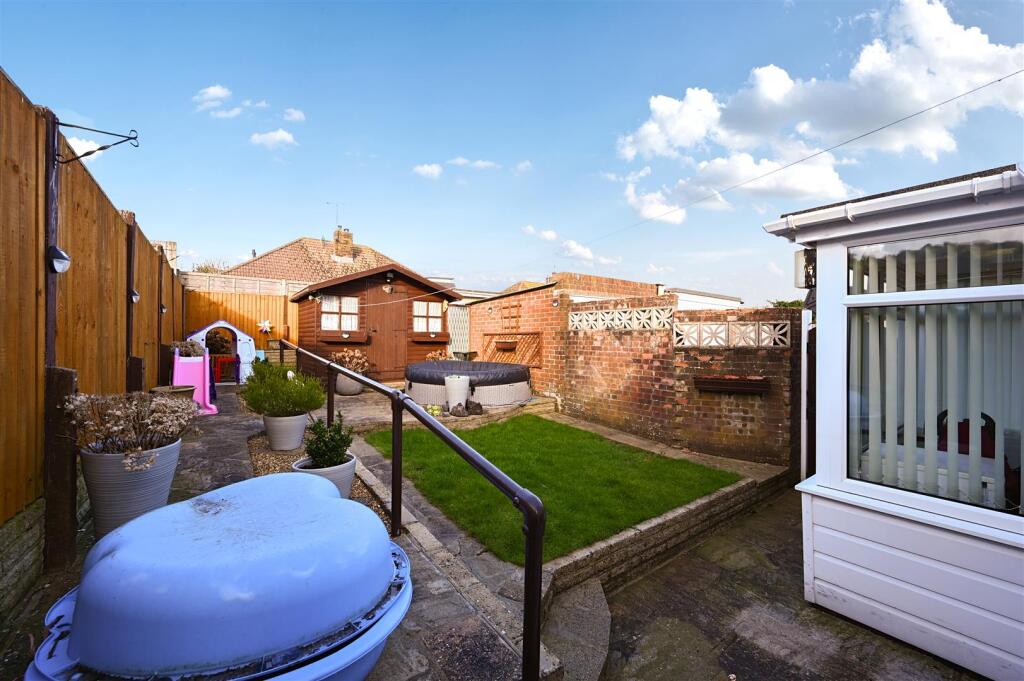 12 Oakdene Avenue, BN41 (1).jpg