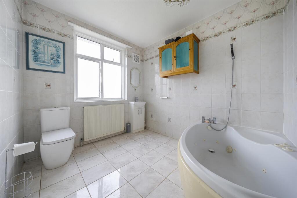 Bathroom 1.jpg