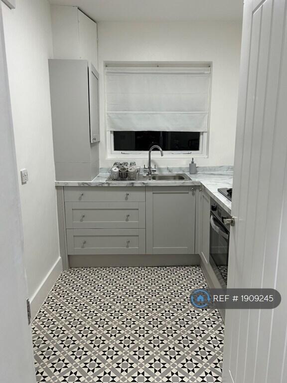 Fitted Kitchen Including New Appliances 