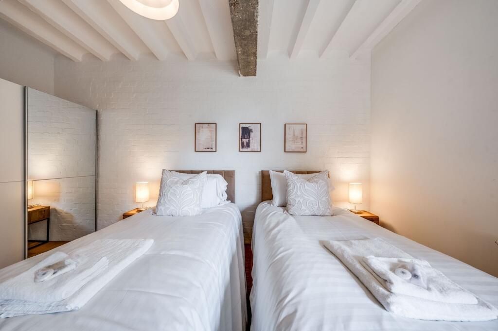 This beautifully designed double bedroom featur...