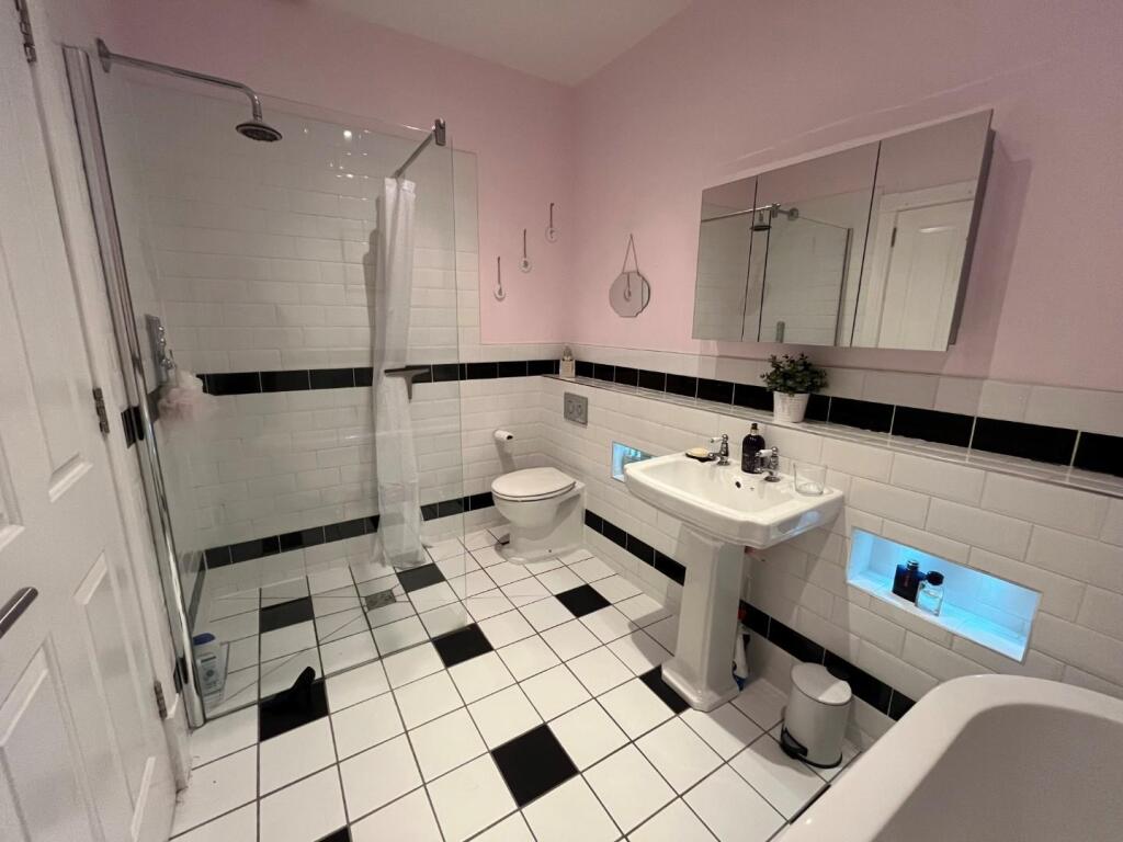 EN-SUITE TO BEDROOM ONE